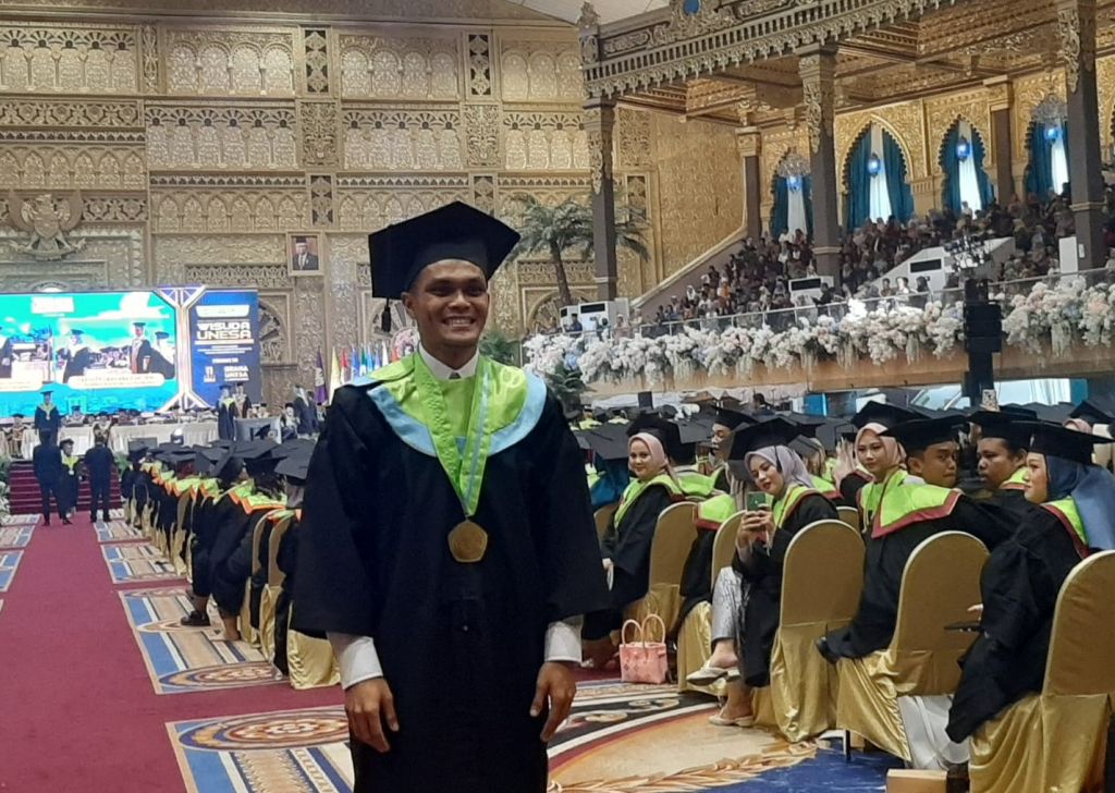 Momen Pemain Timnas Indonesia Rachmat Irianto Diwisuda Unesa