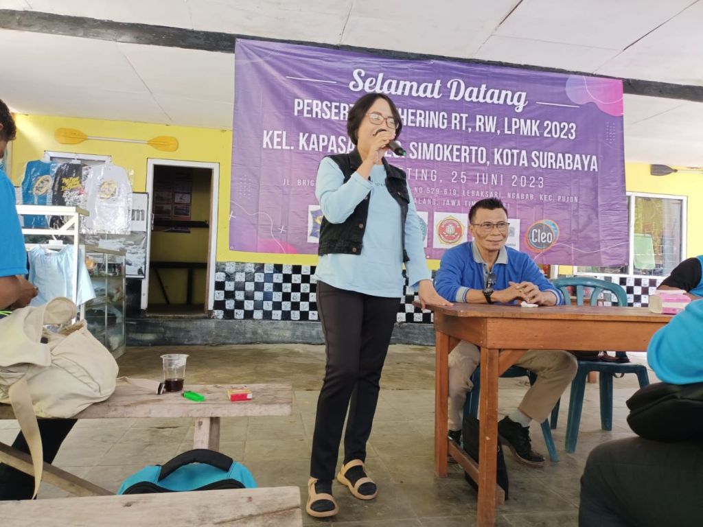 Pengarahan dari Camat Simokerto Noervita Amin.