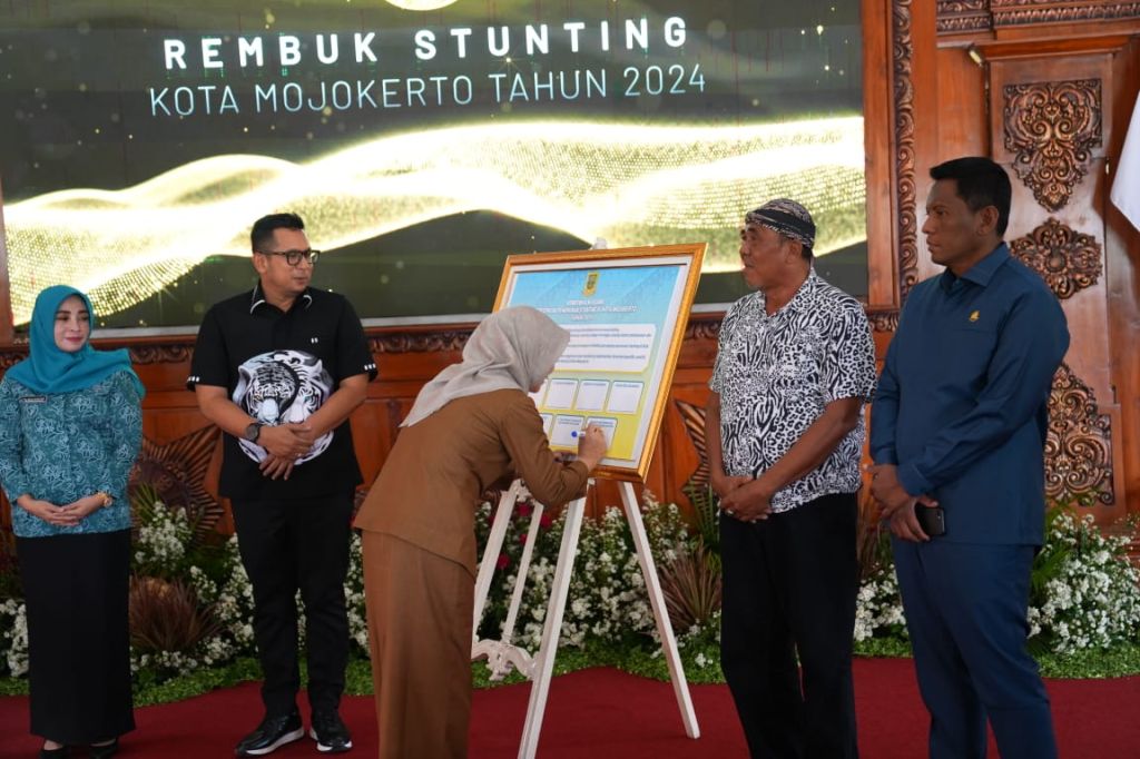 Kadinkes Dinas Kesehatan PPKB Kota Mojokerto, dr Farida Mariana menandatangani nota kesepakatan rembuk Stunting Tahun 2024 (Foto: Istimewa)