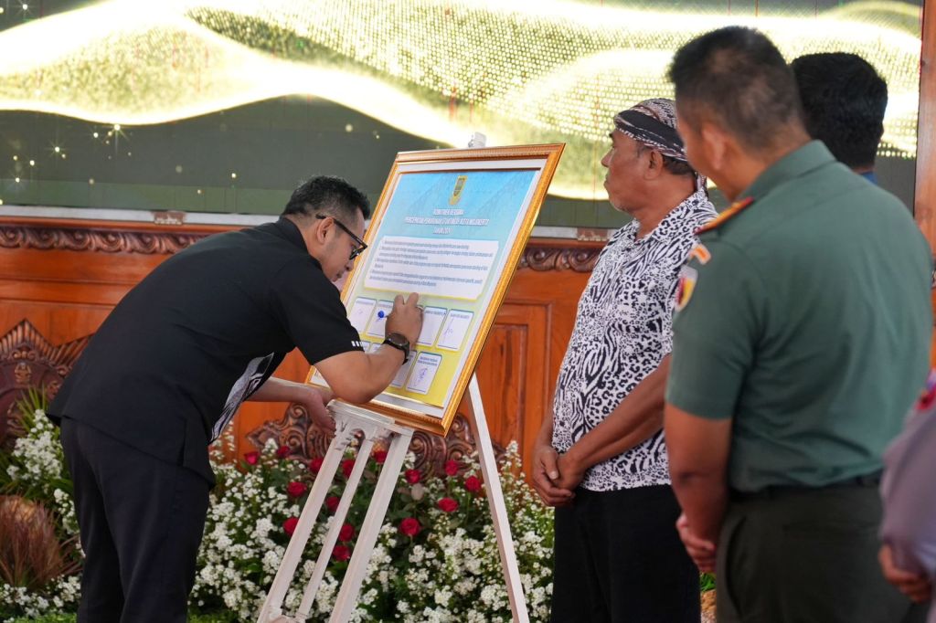 Pj Wali Kota Mojokerto Moh. Ali Kuncoro menandatangani nota kesepakatan rembuk Stunting Tahun 2024 (Foto: Istimewa)
