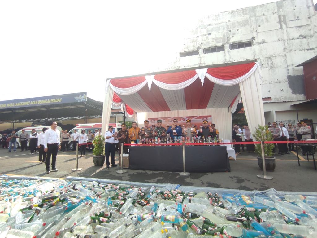 Kapolres Mojokerto Kota AKBP Daniel Marunduri didampingi Pj Wali Kota Mojokerto Moh. Ali Kuncoro melakukan pemusnahan barang bukti