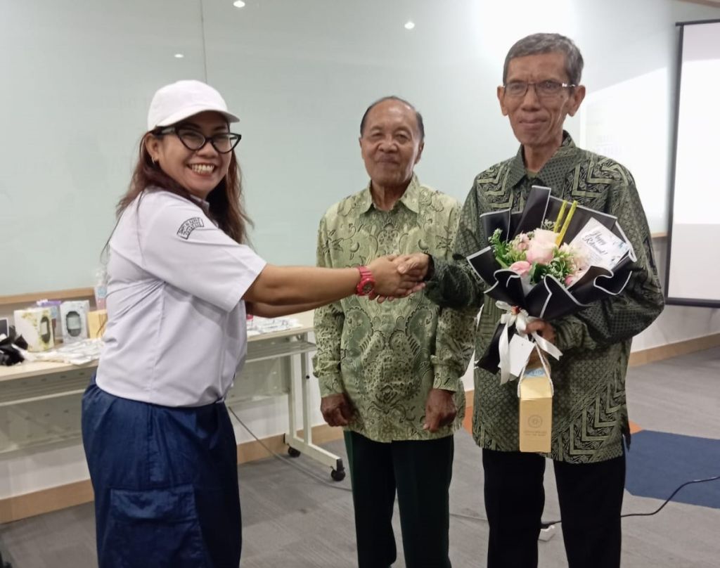 Perwakilan alumni menyerahkan cendera mata pada dua 'Umar Bakrie' sebagai bentuk tanda terima kasih atas ilmu yang diberikan.(Panitia reuni)  