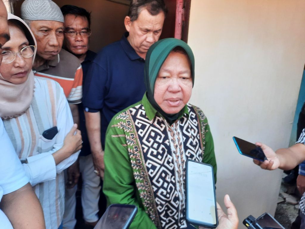 Mensos Risma Melihat Kondisi Balita Korban Kekerasan Ayah Kandung di Situbondo