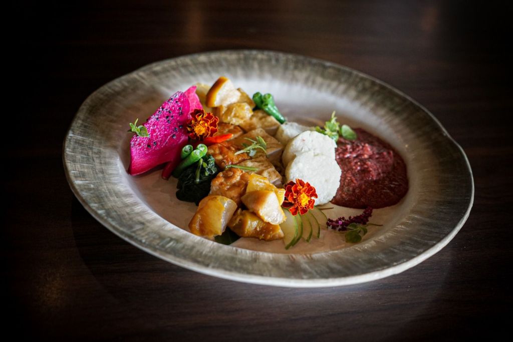 Rujak Cingur Naga Grand Swiss-Belhotel Darmo Juara Festival Rujak Uleg 2024