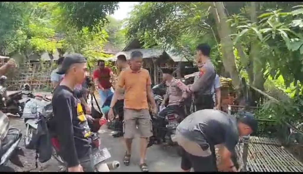 Polres Situbondo Acak-Acak Arena Sabung Ayam Panji