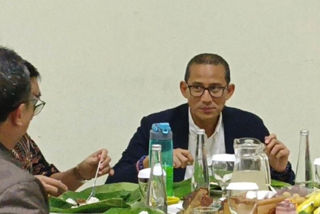 Momen Sadiaga Uno Menyantap Nasi Krawu Khas Gresik