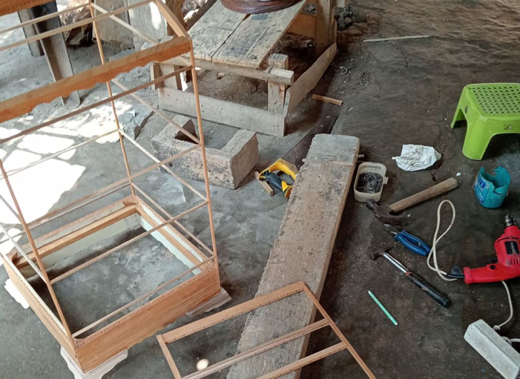 Proses pembuatan sangkar burung oleh perajin di Situbondo