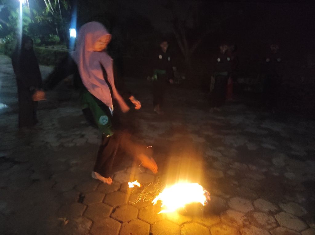 Santri Ponpes Al Hidayah, Desa Pulorejo, Kecamatan Dawarblandong, Kabupaten Mojokerto sambut waktu sahur