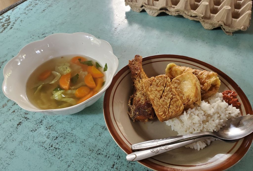 Menikmati Sedapnya Sup Lauk Bandeng Presto di Warung Sederhana Kota Mojokerto