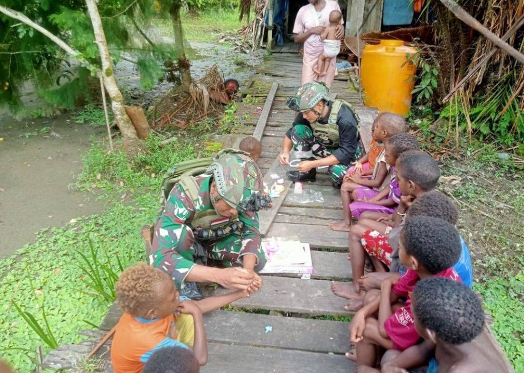 Satgas Pamtas Mobile RI-PNG Yonif 503/Mayangkara Koops Habema mengajak anak-anak di Nduga, Papua bermain dan belajar