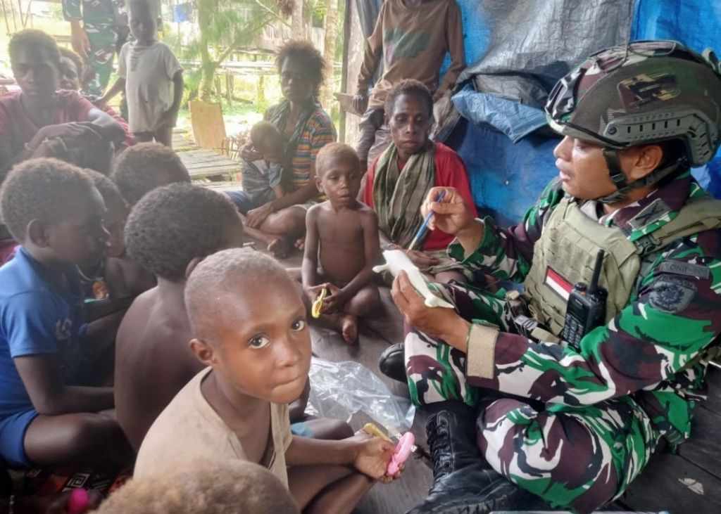 Satgas Pamtas Mobile RI-PNG Yonif 503/Mayangkara Koops Habema mengajak anak-anak di Nduga, Papua bermain dan belajar