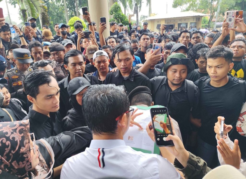 Mahasiswa saat ditemui anggota DPRD Jember. (Atta/mili.id)