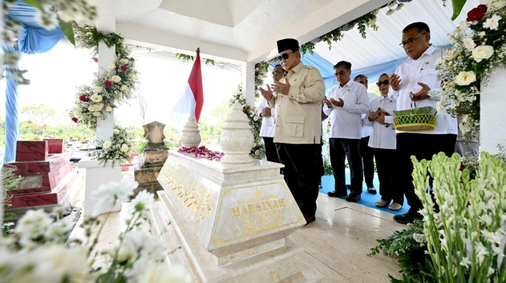 Prabowo Ziarah ke Makam Marsinah Usai Resmikan Museum, Tabur Bunga Penuh Khidmat di Nganjuk
