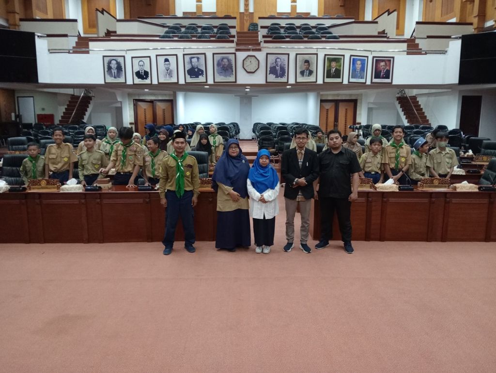 Anggota DPRD dr Zuhrotul Mar'ah (baju putih) sedang berfoto dengan siswa SD Muhammadiyah 7 Surabaya