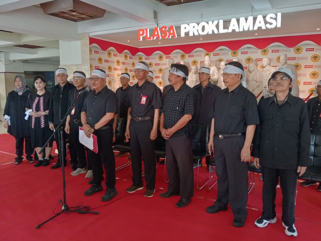 Rektor Untag Surabaya Prof. Dr. Mulyanto Nugroho memimpin Seruan Kebangsaan Kampus Merah Putih