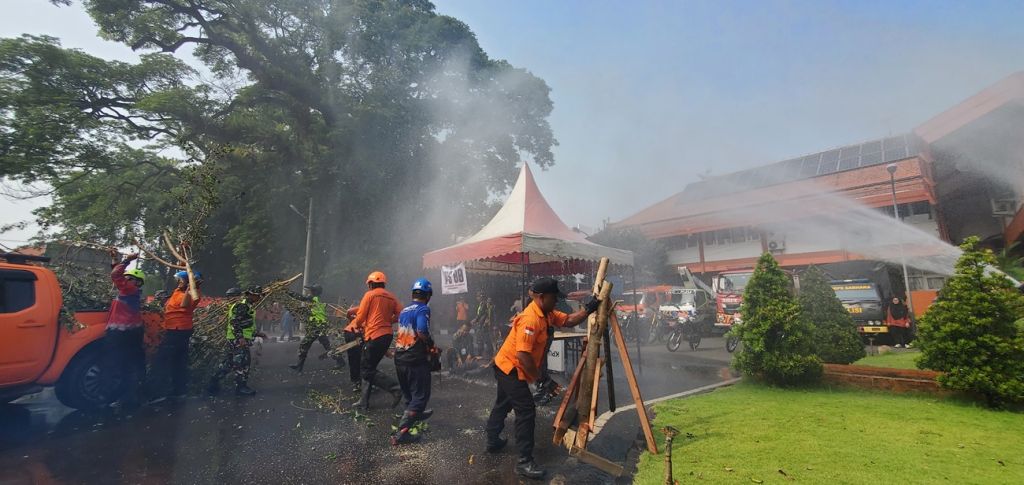 Simulasi angin dan hujan kencang membuat TPS 00 Desa Gayaman, Kecamatan Mojoanyar ambruk di halaman Pemkab Mojokerto (Foto: Nana/mili.id)