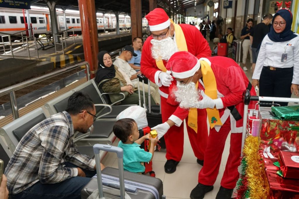 Rayakan Natal, Sinterklas Beri Kado Penumpang Kereta Api di Stasiun Jember