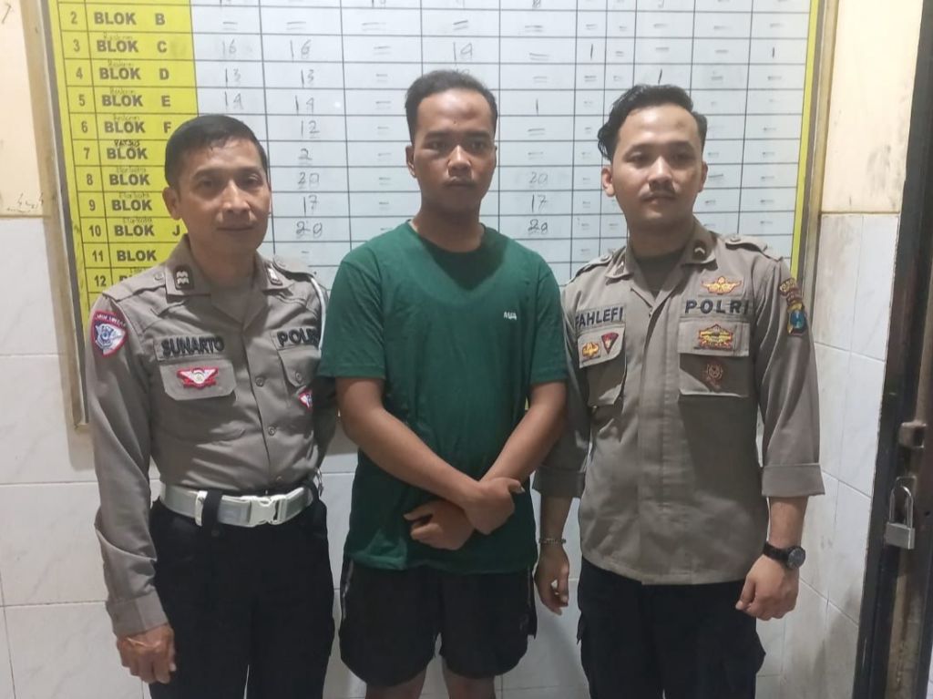 Alief Arroziqin (22) alias Aril diapit petugas.(wendy/mili.id)
