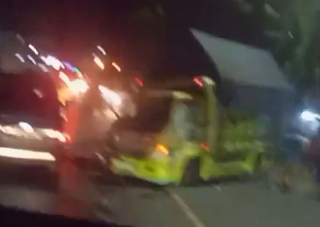 Honda Jazz di Jember Tabrak Truk Bermuatan Beras, Dua Korban Tewas