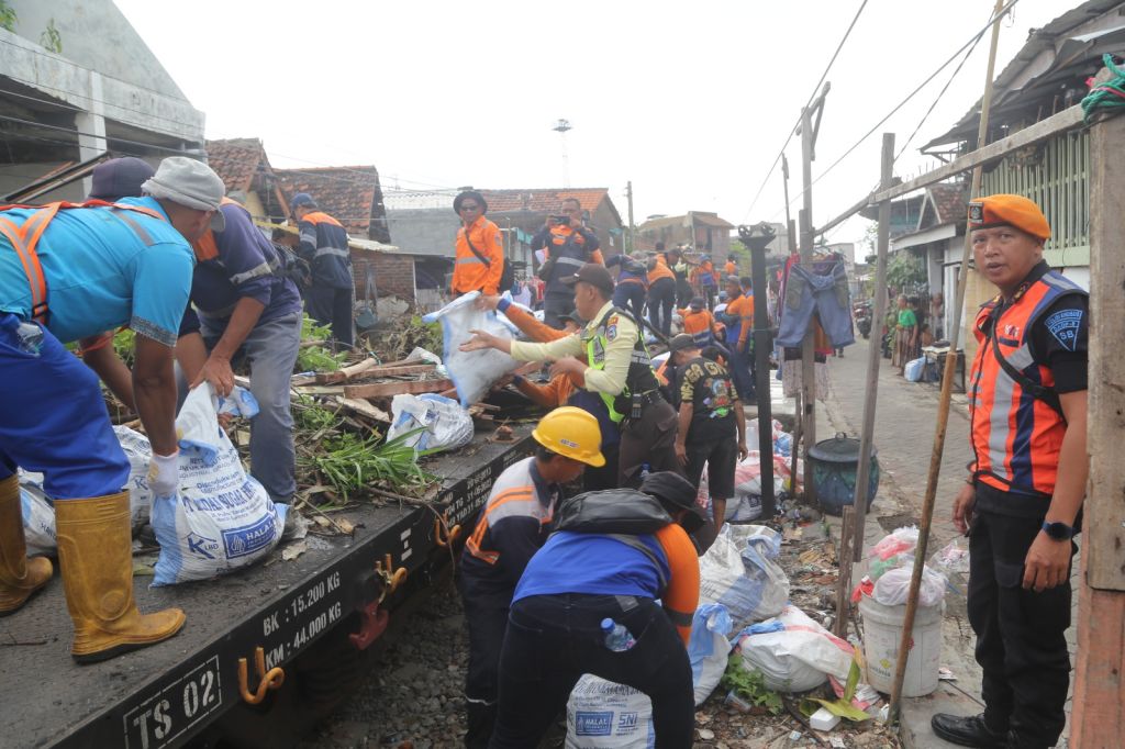 Amankan Jalur Kereta Api, PT KAI Daop 8 Bersihkan Lintasan Jalur KA