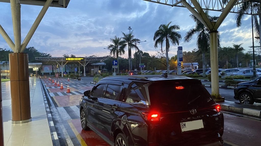 Suasana Bandara Sultan Syarif Qasim 2 di Pagi Hari