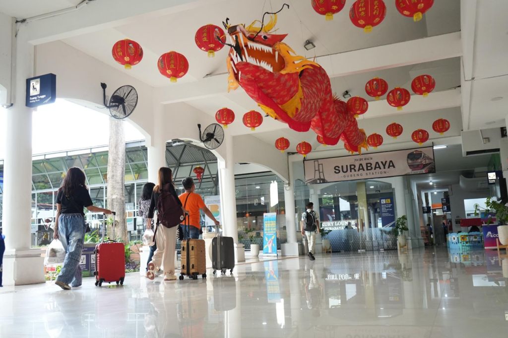 Ornamen Imlek 2025 di Stasiun Gubeng Surabaya