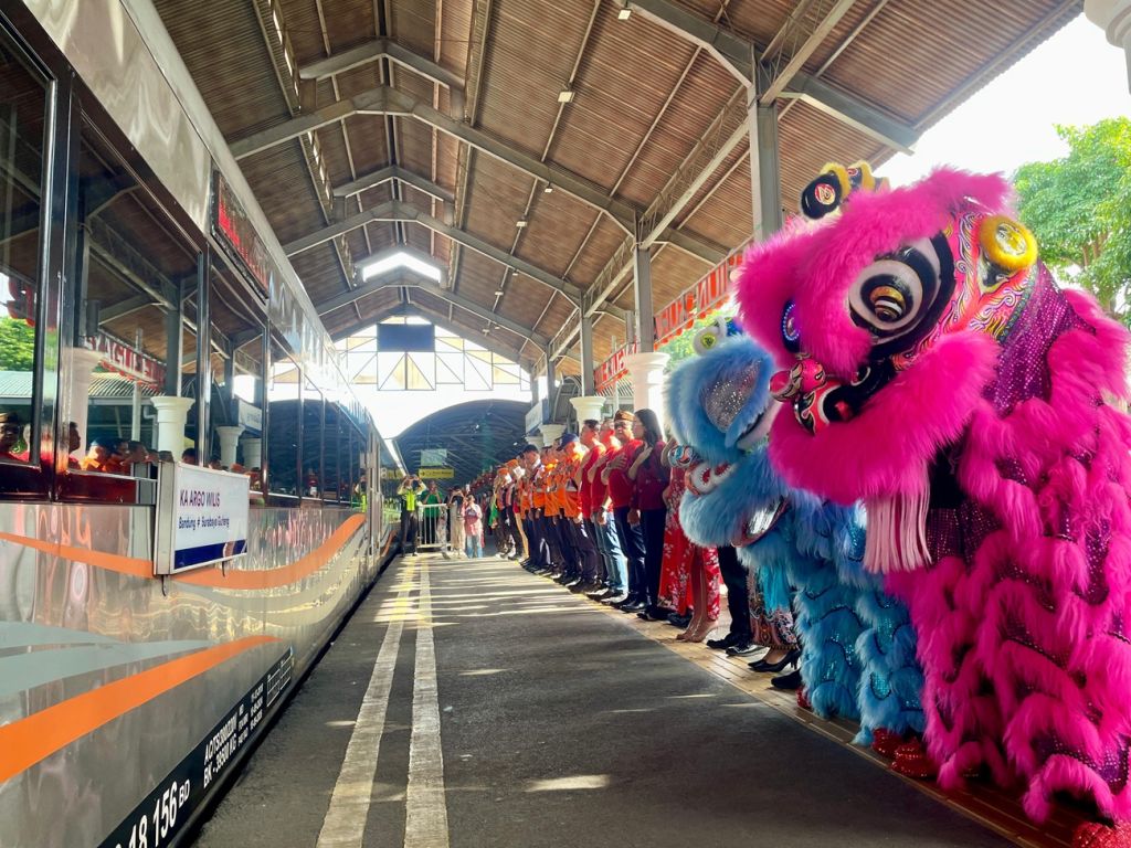 Kemeriahan Imlek 2025 di Stasiun Gubeng Surabaya