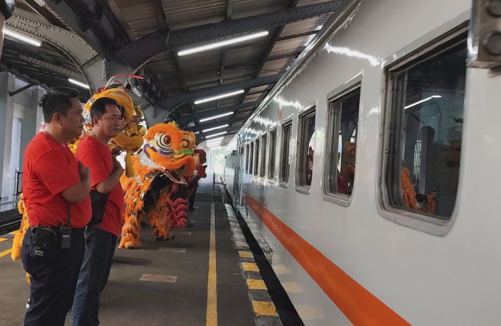 Kemeriahan Imlek 2025 di Stasiun Jember (Foto: Hatta/mili.id)