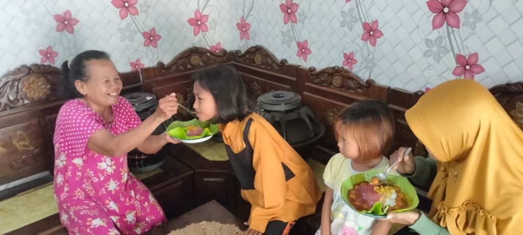 Berbagi Tajin Sappar, Tradisi Warga Probolinggo Memasuki Bulan Kedua dalam Kalender Islam