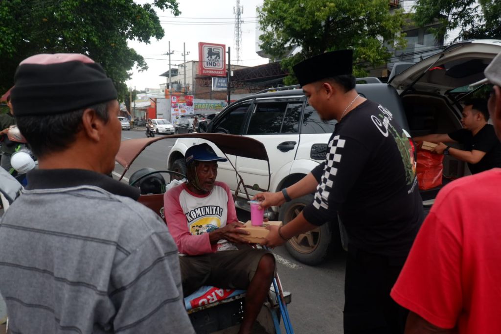 Kasi Binadik dan Giatja Lapas Mojokerto, Hengki Giantoro dan jajaran membagikan takjil ke masyarakat