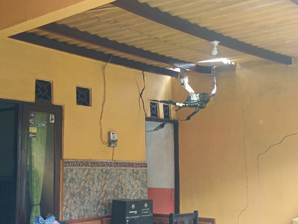 Rumah rusak akibat tanah ambles di Gresik
