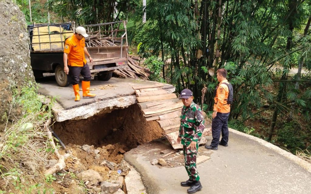 Tanah Longsor Putus Jalur Penghubung Panggul-Dongko Trenggalek