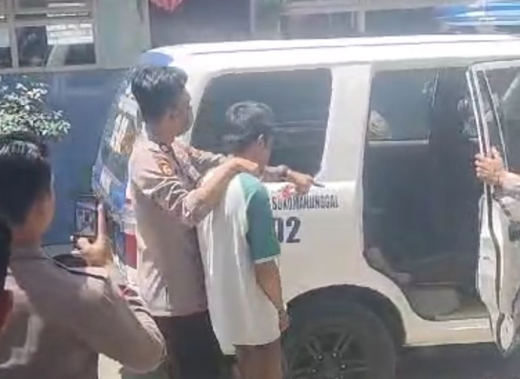 Tangkapan layar video amatir terduga pelaku pencabulan ditangkap polisi