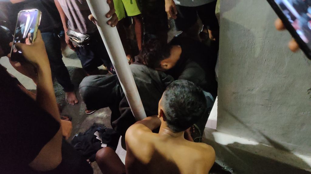 Dua pelaku (berkaos hitam) ketika diamankan warga