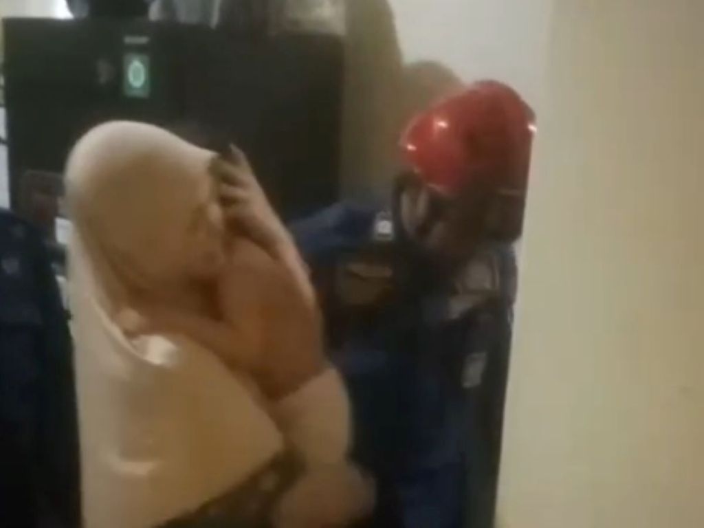 Petugas Damkar Gresik Selamatkan Balita Terkunci Dalam Kamar