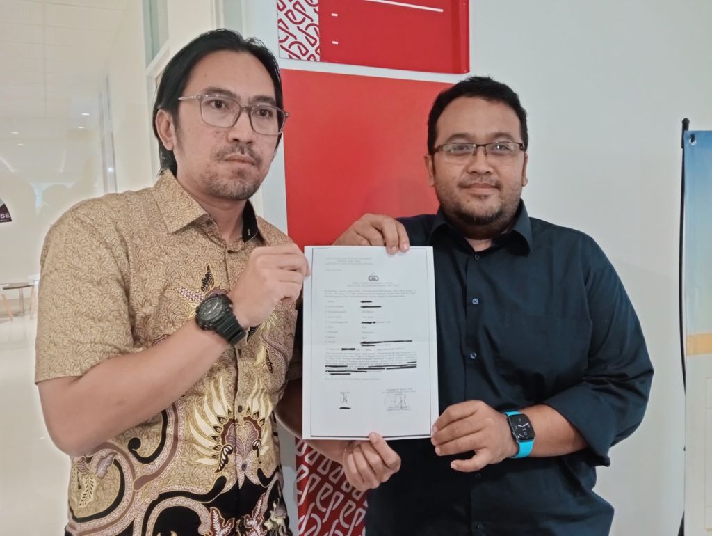 Tim UKBH FH Unair menunjukkan bukti laporan polisi yang dibuat pelapor di Polda Jatim
