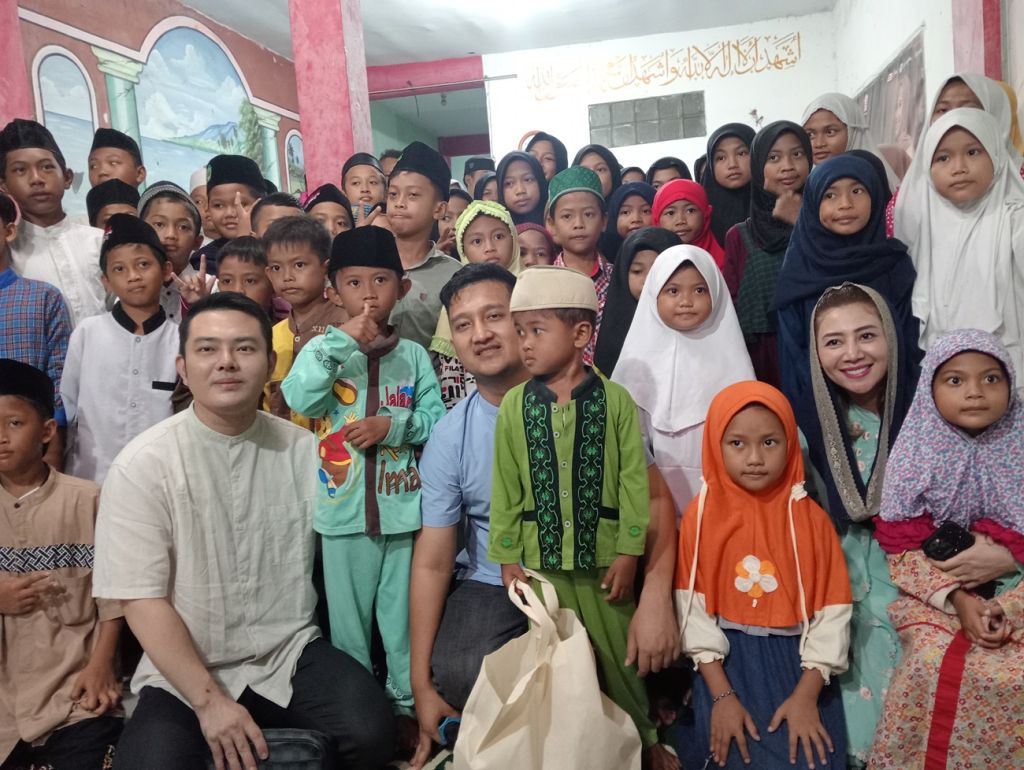 Tom Liwafa dan keluarga memberikan santunan di Panti Asuhan Amanah Penjaringansari, Surabaya