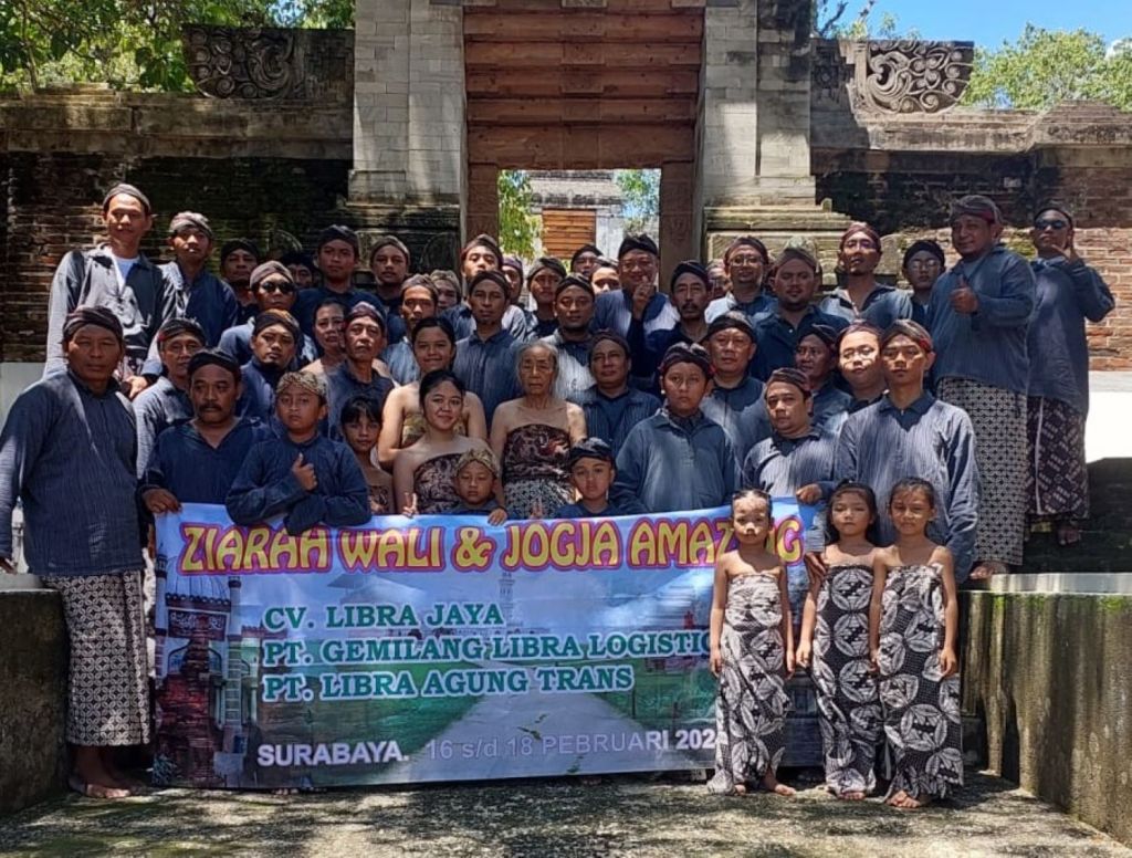 Rombongan ziarah Wali dan Jogya Amazing Libra Jaya Group berziarah ke makam para leluhur di kompleks Makam Raja-Raja Mataram di Imogiri.(Atip for mili.id)