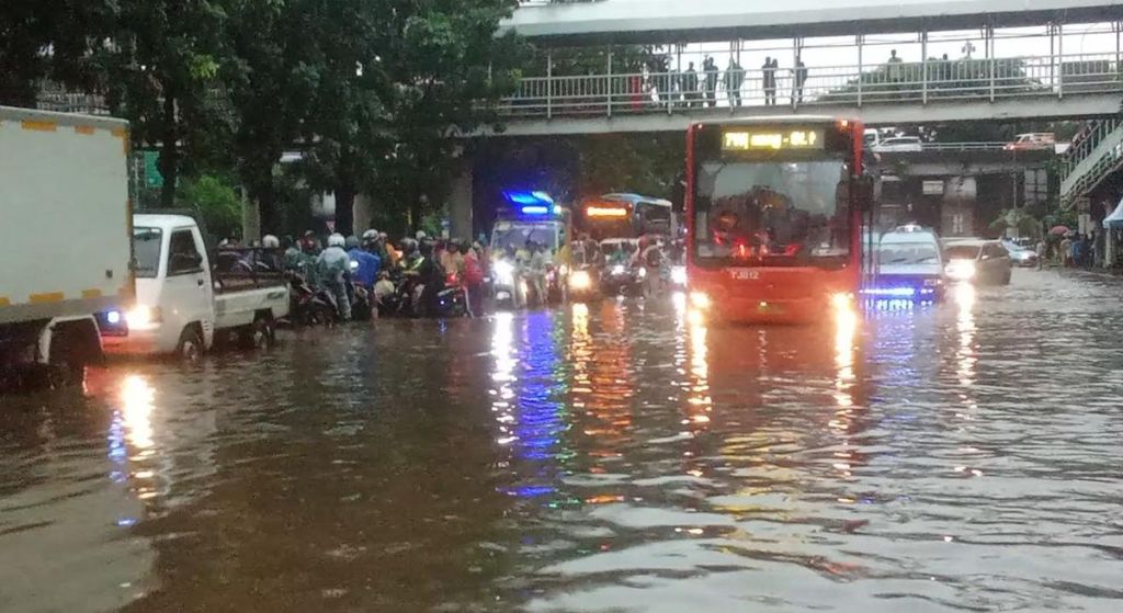 Sejumlah Rute Transjakarta dan Mikrotrans Dihentikan Sementara Akibat Akses Jalan Tergenang