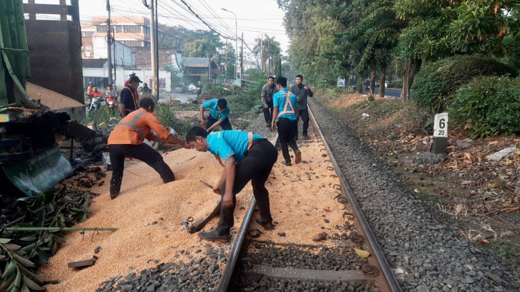 Kondisi muatan truk berupa jagung tumpah ke rel usai menabrak komuter di Sidoarjo (Foto: Ist)