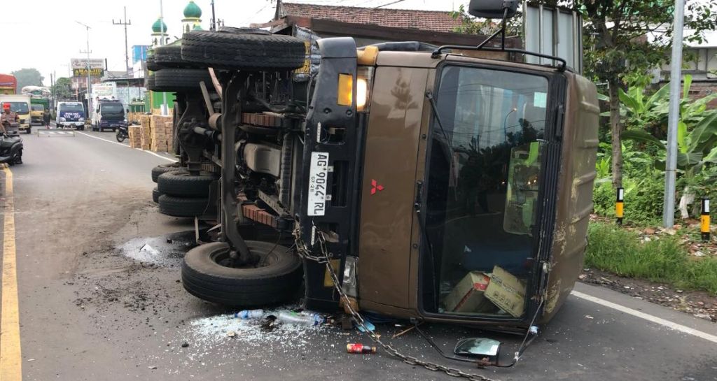 Truk Bermuatan 18 Ton Teh Kemasan Terguling di Depan SPN Mojokerto