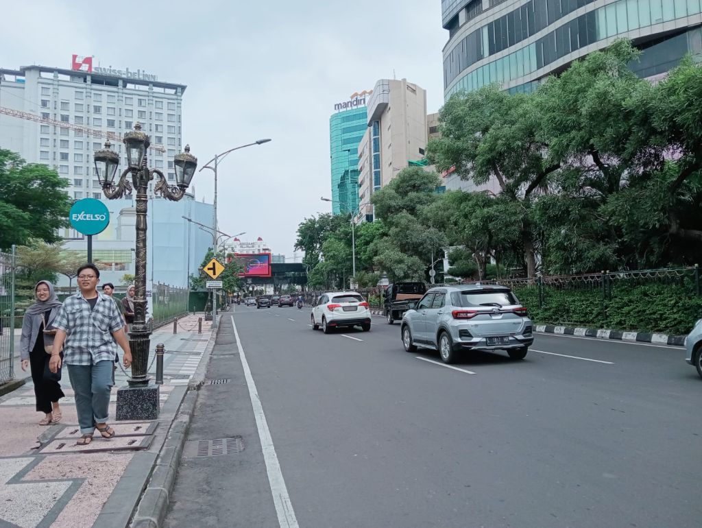 Arus kendaraan hendak keluar Jalan Tunjungan 