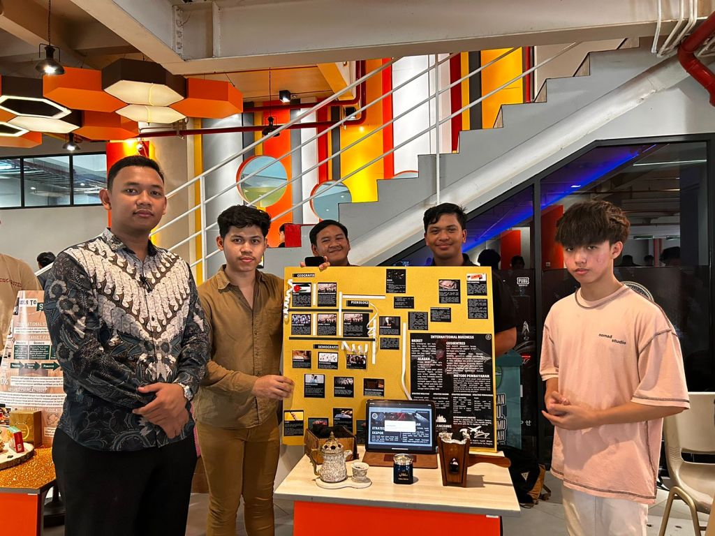 International Business Management Universitas Ciputra (UC) Surabaya menggelar pameran Poster Model Bisnis Global
