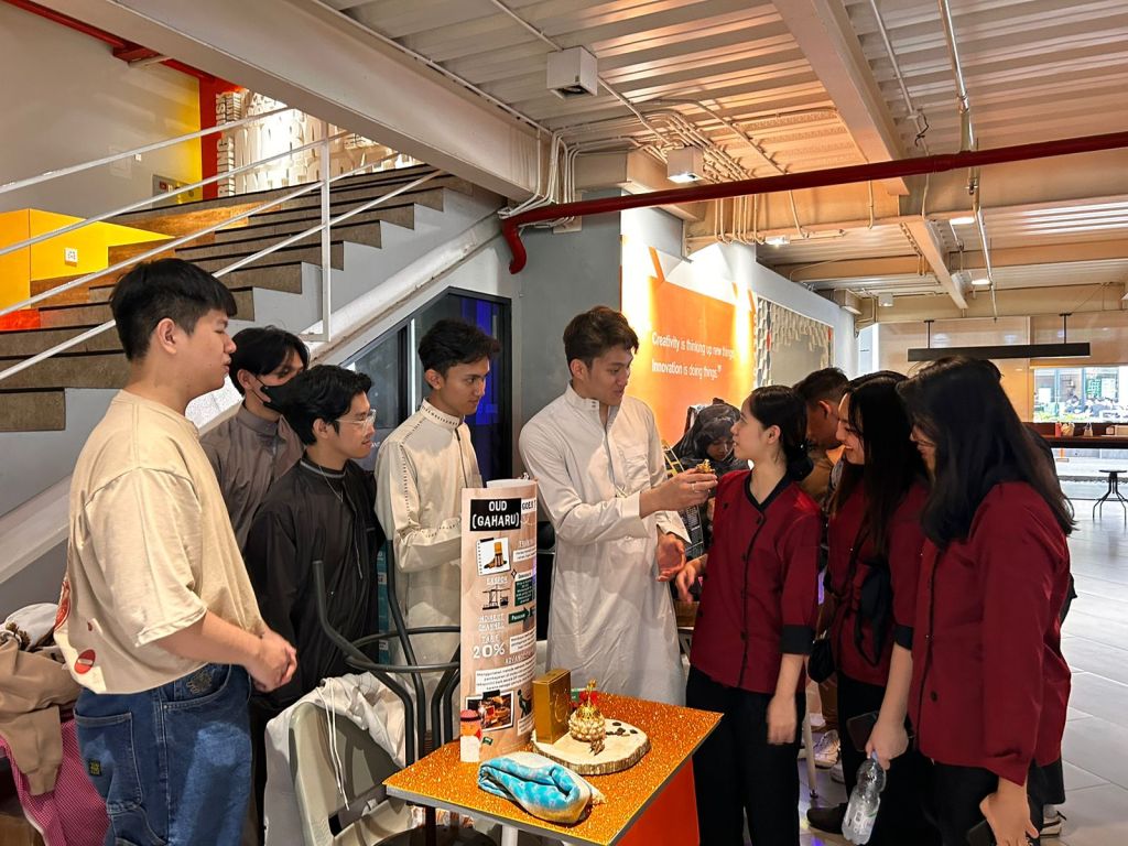 International Business Management Universitas Ciputra (UC) Surabaya menggelar pameran Poster Model Bisnis Global