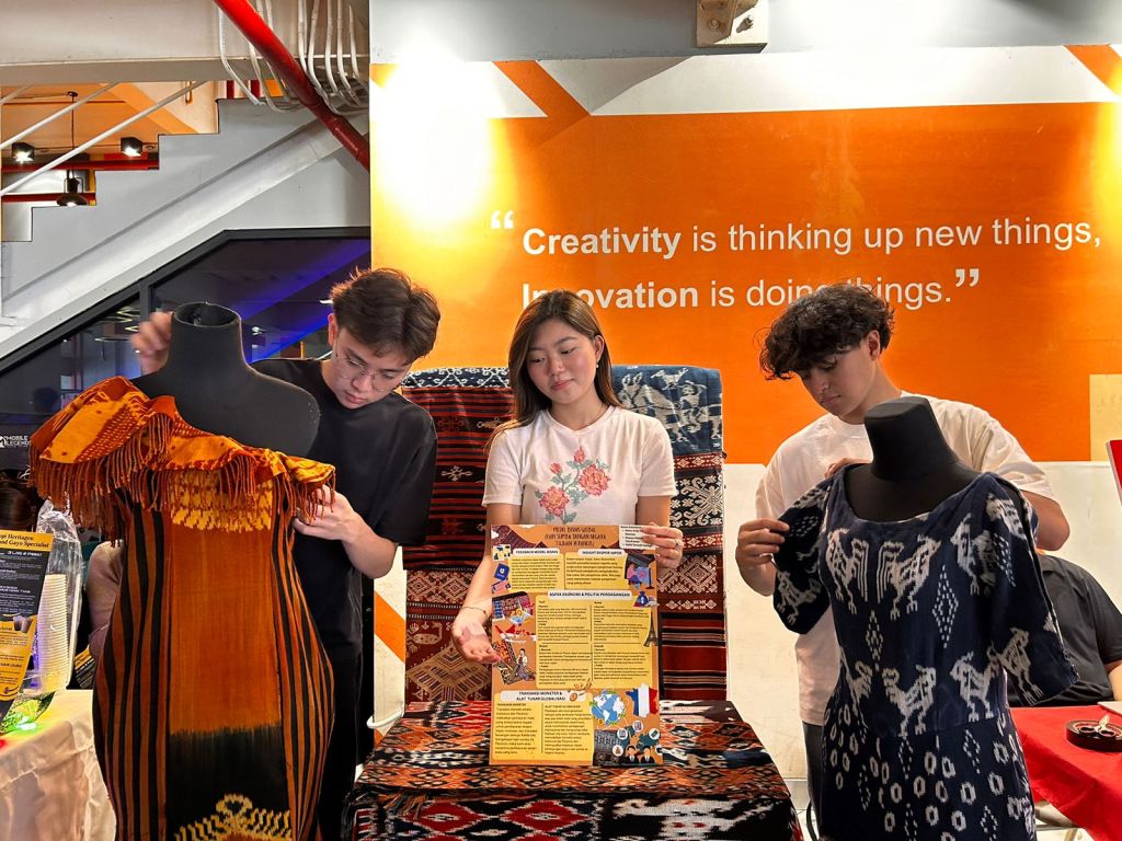 Pamerkan Poster Model Bisnis, UC Surabaya Siapkan Pelaku Bisnis Global di Indonesia