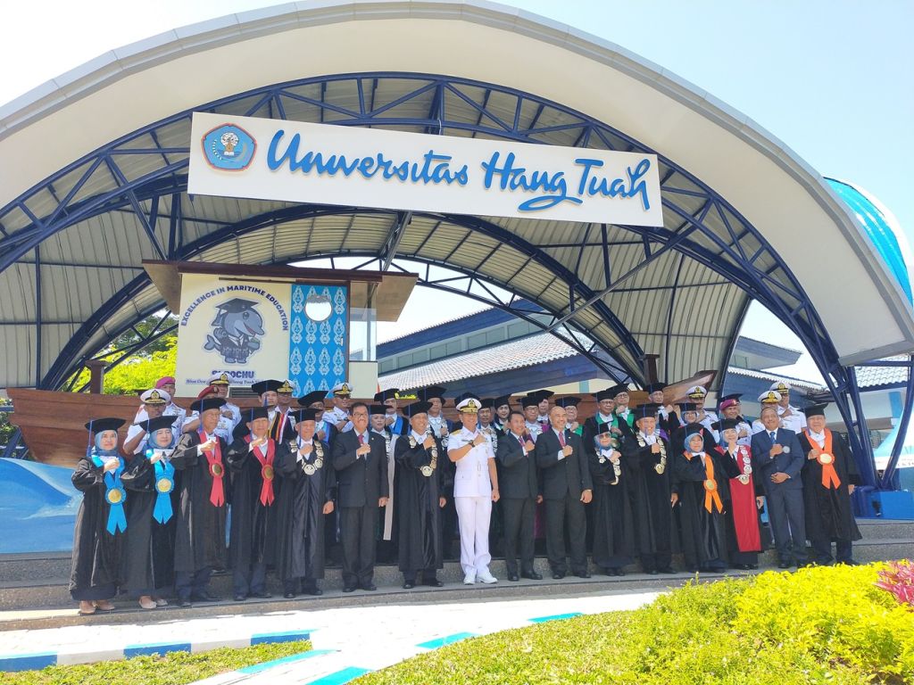 UHT Surabaya Kukuhkan 404 Wisudawan