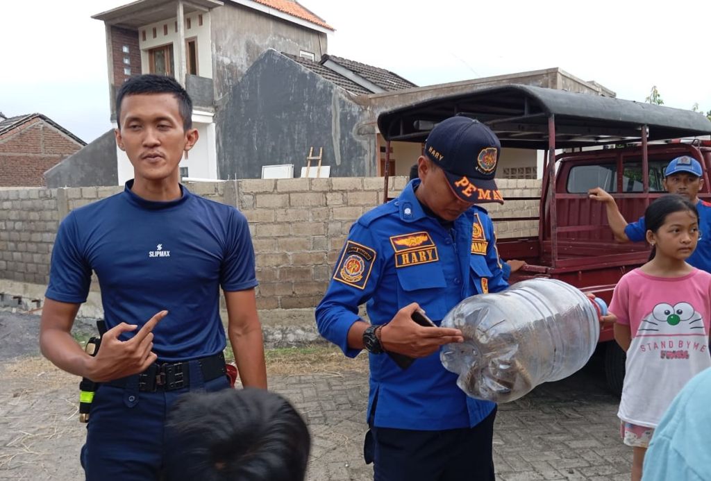 Munculnya Ular Koros Bikin Anak-anak yang Bermain Dekat TPS di Jember Panik