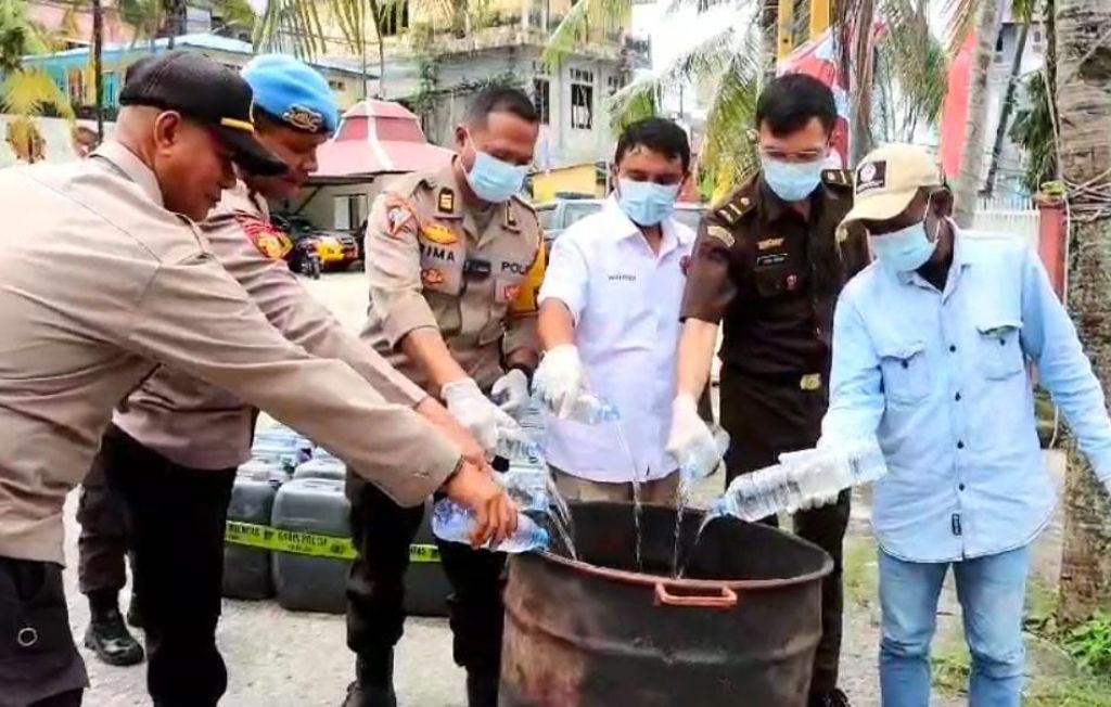 Barang bukti miras jenis sopi dimusnahkan di Mapolres Fakfak