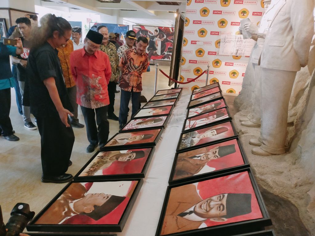 YPTA Surabaya menggelar pameran lukisan bertema 'Sang Fajar' pada rangkaian peringatan Hari Lahir Bung Karno di Kampus Untag Surabaya