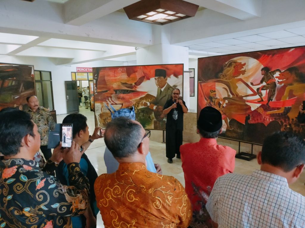 Untag Surabaya menggelar pameran lukisan bertema 'Sang Fajar' pada rangkaian peringatan Hari Lahir Bung Karno di kampusnya